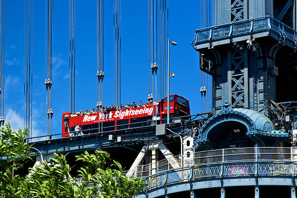 double modificado autocarro de turismo, ponte de manhattan, dumbo, cidade de nova iorque - decked imagens e fotografias de stock