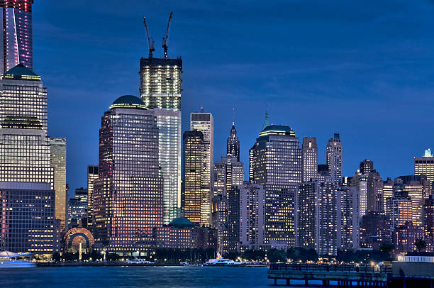 os edifícios do horizonte de nova york à noite - 1wtc - fotografias e filmes do acervo