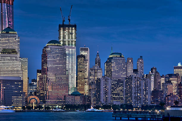 зданий, нью-йорк skyline в ночь - 1wtc стоковые фото и изображения