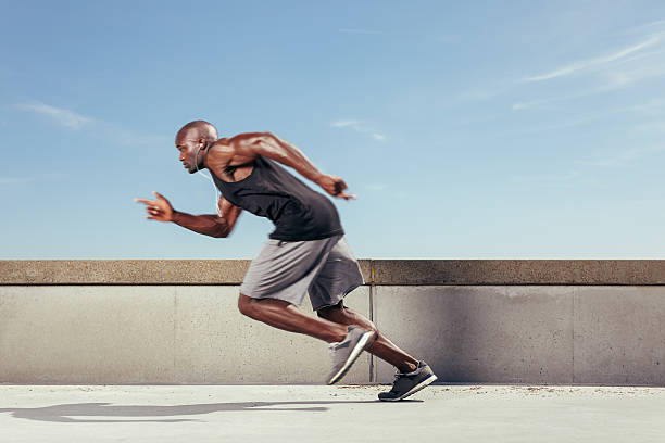 액션 슛 선으로나 스포티 젊은 남자가 야외에서 실행 - muscular build sprinting jogging athlete 뉴스 사진 이미지