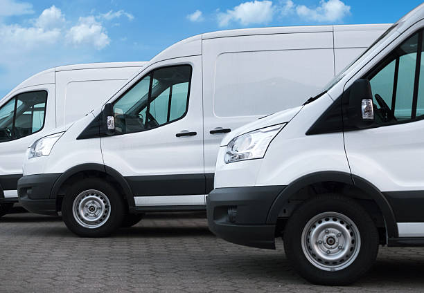 furgoni di consegna bianco in una riga - moving van truck delivery van van foto e immagini stock