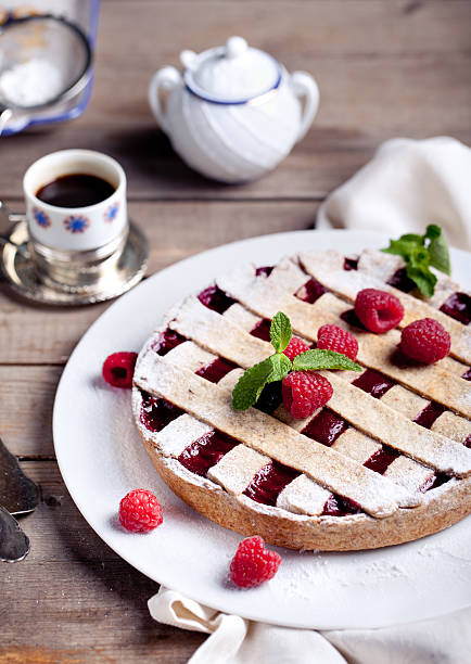 Linzer tart torte with fresh raspberry Linzer tart torte with raspberry filling and fresh raspberry crostata stock pictures, royalty-free photos & images