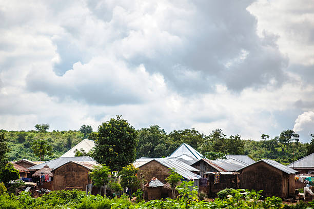 strażak wiosce w pobliżu abudża, nigerii. - nigeria africa abuja landscape zdjęcia i obrazy z banku zdjęć