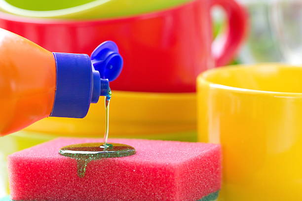 loiça na cozinha. lavagem e limpeza. - dishwashing detergent imagens e fotografias de stock