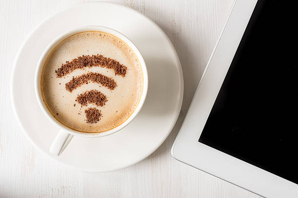 símbolo de wi-fi feito de canela com café decoração - wifi zone imagens e fotografias de stock