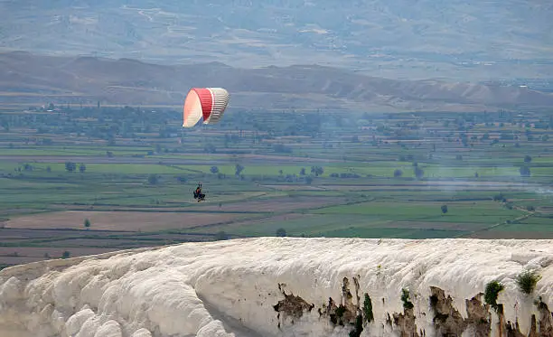 Photo of pamukkale and paragliding