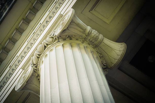 regardant vers le haut sur le dessus de la colonne - column courthouse justice government photos et images de collection