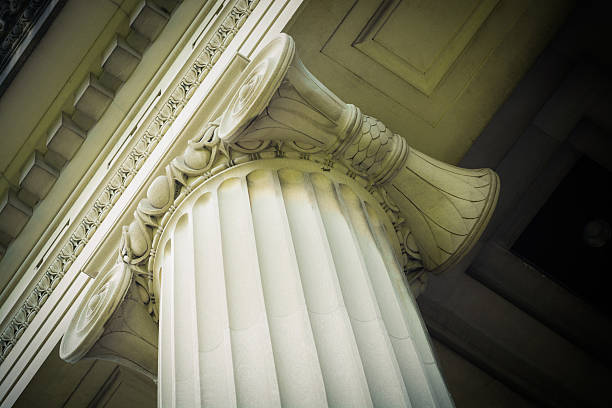patrzeć w górę na górze kolumny - column courthouse justice government zdjęcia i obrazy z banku zdjęć