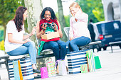 junge-frauen-shopping.jpg?b=1&s=170x170&k=20&c=z34tZVDilsxlbo-_WnfGlufITjLDieqJzt47G2m-K0s=