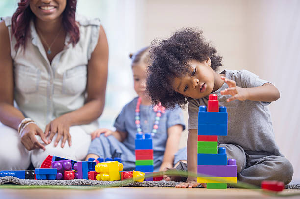 garotinho construir uma torre - block child play toy - fotografias e filmes do acervo