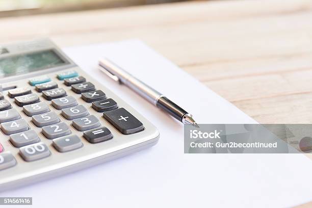 Cuaderno Con Una Pluma En Blanco Blanco Foto de stock y más banco de imágenes de Calculadora - Calculadora, Instrumento de escribir con tinta, Espacio en blanco