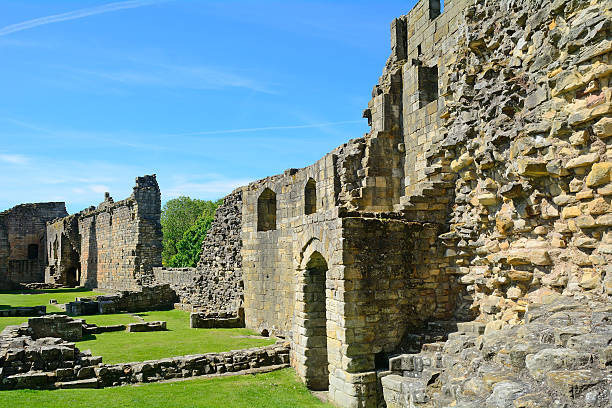schloss warkworth, england - warkworth castle stock-fotos und bilder