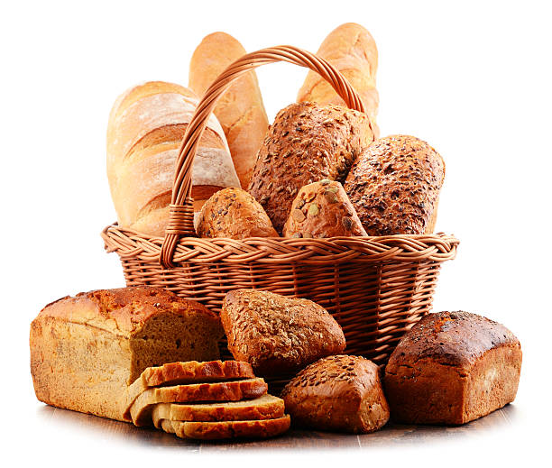 panier en osier avec un assortiment de produits isolé sur blanc soude - bread bread basket basket whole wheat photos et images de collection