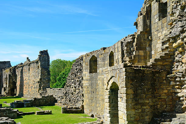 schloss warkworth, england - warkworth castle stock-fotos und bilder