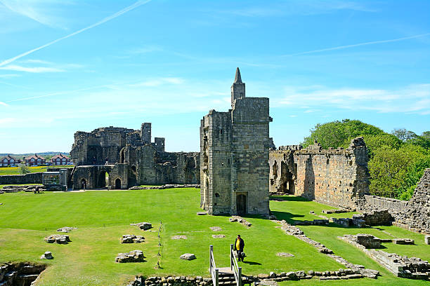 château de warkworth, angleterre - warkworth castle photos et images de collection