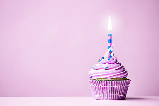 roxo aniversário bolinho - cupcake birthday birthday cake first place imagens e fotografias de stock