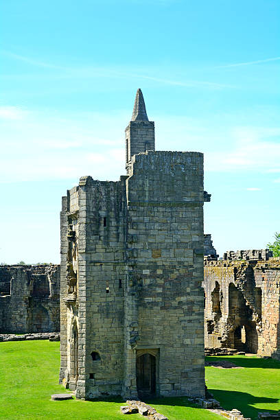 château de warkworth, angleterre - warkworth castle photos et images de collection