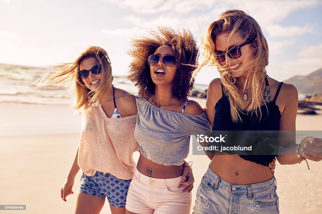 Grupo de hermosas mujeres jóvenes caminar en la playa - Foto de stock de Playa libre de derechos