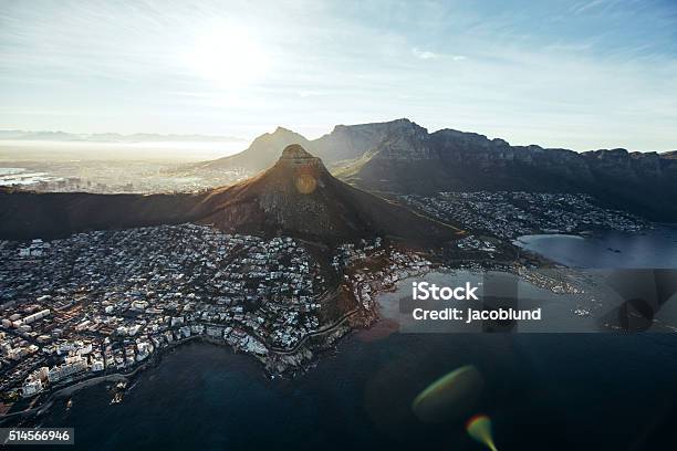 Vista Aérea De Ciudad Del Cabo Ciudad Con De Diablo Pico Foto de stock y más banco de imágenes de Ciudad