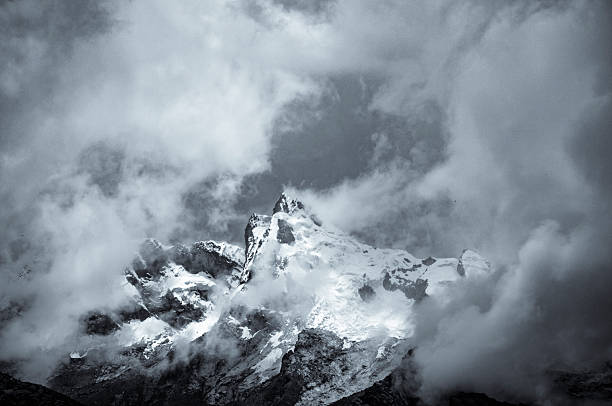 nubi tempestose raccogliere intorno una montagna vicino huaraz in perù - huaraz foto e immagini stock