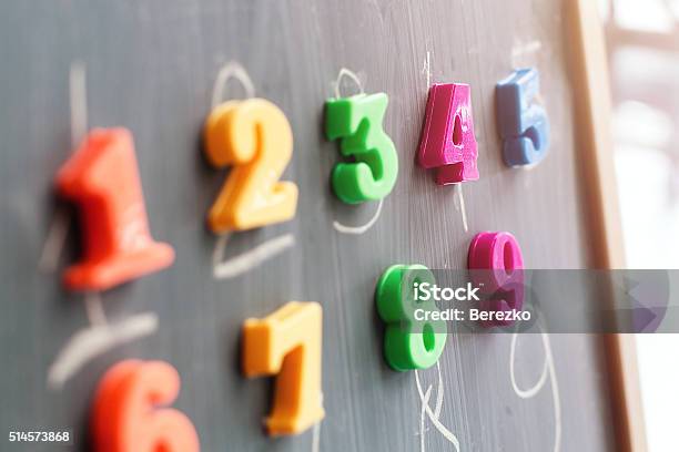 Lernen Zahlen Auf Einer Tafel Stockfoto und mehr Bilder von Mathematik - Mathematik, Mathematisches Symbol, Kind