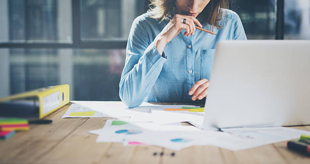 jungen architekten arbeiten projekt. foto frau arbeiten mit neuen start ausführen - business plan stock-fotos und bilder