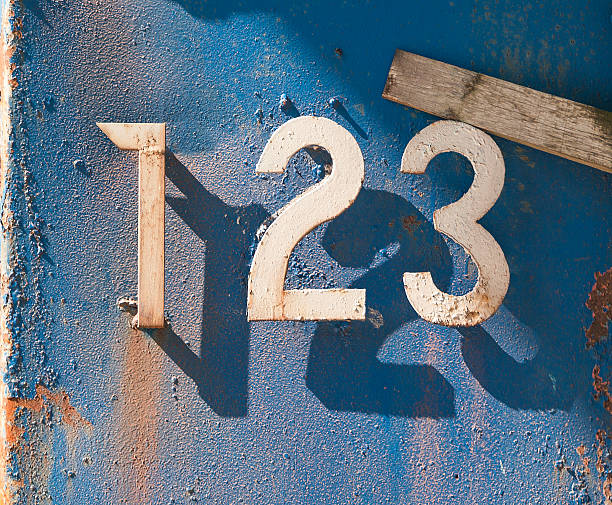 металлические номера эродированный психического плита в в солнце - number 3 number plate metal стоковые фото и изображения