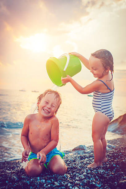 niños en la playa - spraying beaches summer sunlight fotografías e imágenes de stock
