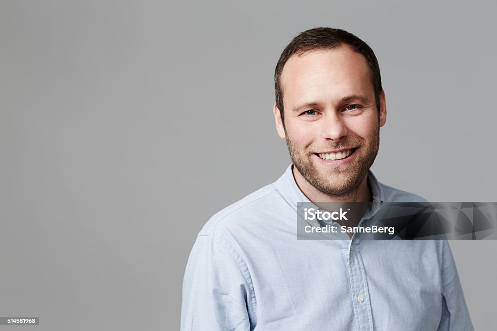 Hombre de mediana edad sonriendo en estudio - Foto de stock de Hombres libre de derechos