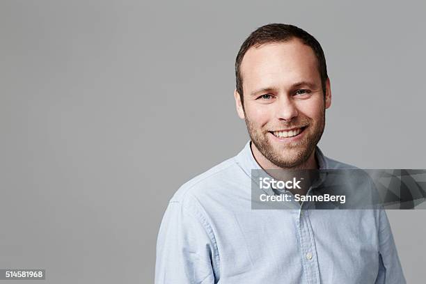 Hombre De Mediana Edad Sonriendo En Estudio Foto de stock y más banco de imágenes de Hombres - Hombres, Retrato, Foto de cabeza