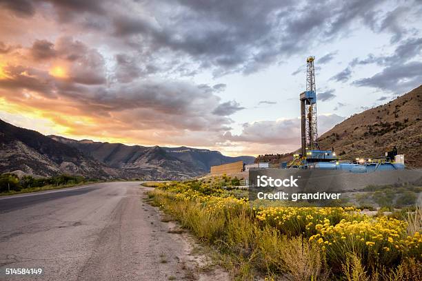 Förderbohrinsel Bei Sonnenaufgang Stockfoto und mehr Bilder von North Dakota - North Dakota, Bohranlage, Benzin