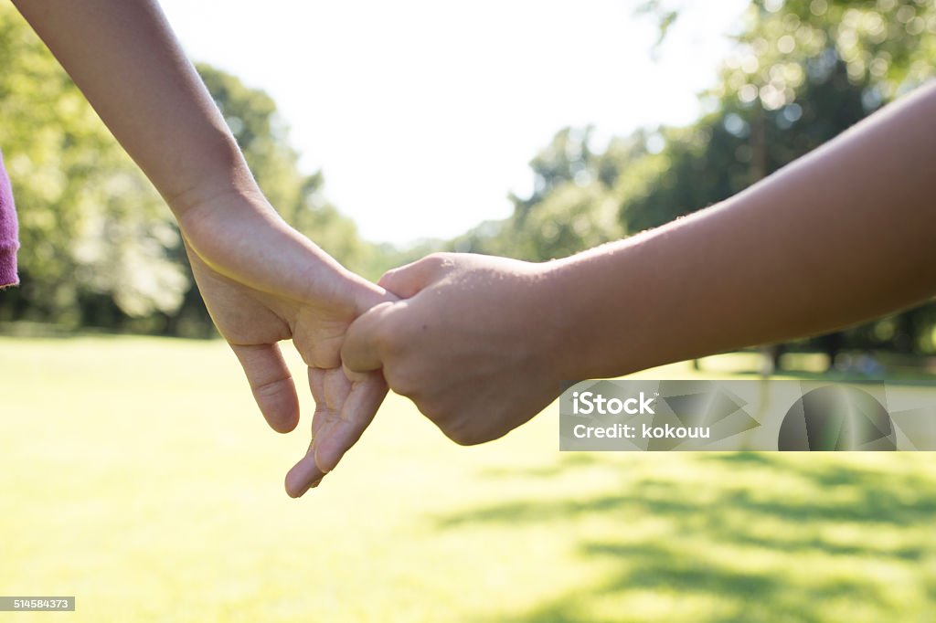 руки мальчика Девочка И Мальчик Держаться За Руки — стоковые фотографии и другие картинки Азиатского и индийского происхождения - Азиатского и индийского происхождения, Азия, Безопасность - iStock