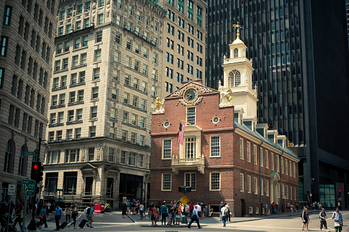 Old State House en Boston, Massachusetts, con multitud de personas photo