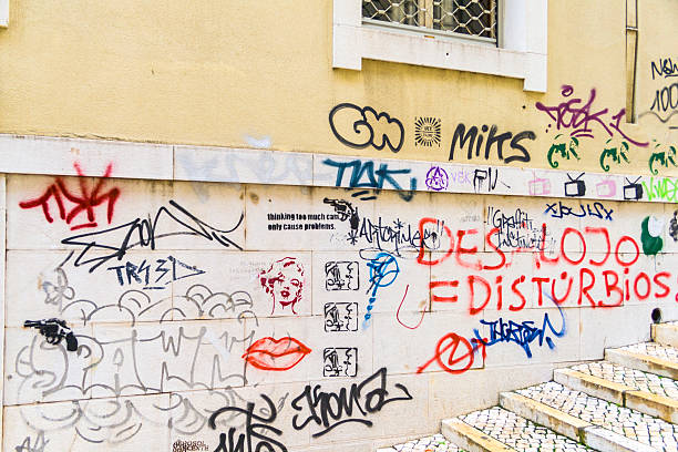 fachada de la ciudad antigua de con graffiti en lisboa - marilyn monroe fotografías e imágenes de stock