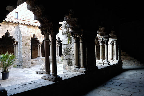 istock claustro romanico de Sant Pau del Camp, Barcelona 514587673