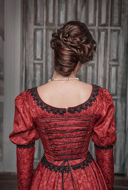 piękne średniowieczna kobieta w czerwonej sukience z tyłu - princess hairstyle baroque style women zdjęcia i obrazy z banku zdjęć