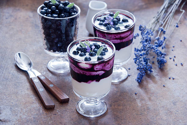 myrtille dessert avec des fleurs de lavande - gelatin dessert blueberry blue dessert photos et images de collection