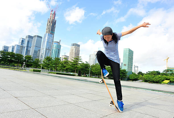 スケートボードジャンプ女性 - ollie ストックフォトと画像