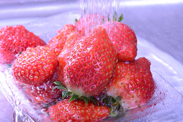 Washing storwberrys