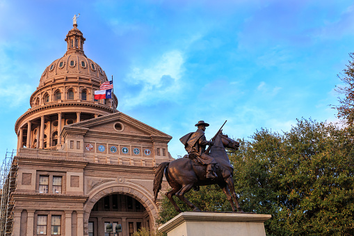 Capitolio de Texas y guardabosques estatua photo