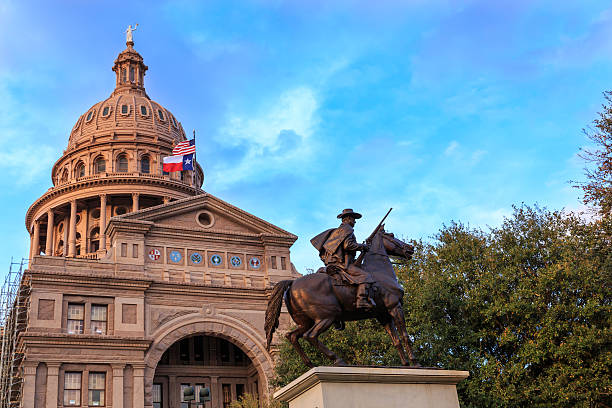 capitolio de texas y guardabosques estatua - texas state flag texas dome austin texas fotografías e imágenes de stock
