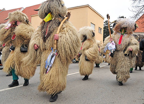 tradycyjny karnawał z tradycyjnymi rysunki, znane jako kurent, ptuj, słowenia - kurent zdjęcia i obrazy z banku zdjęć