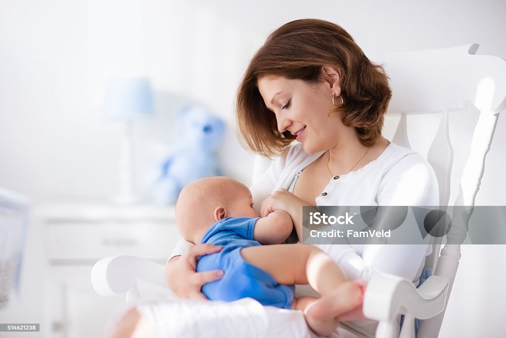 Joli jeune maman et petit garçon à la maison - Photo de Allaiter libre de droits