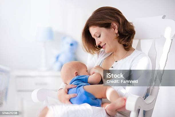 Photo libre de droit de Joli Jeune Maman Et Petit Garçon À La Maison banque d'images et plus d'images libres de droit de Allaiter - Allaiter, Mère, Bébé