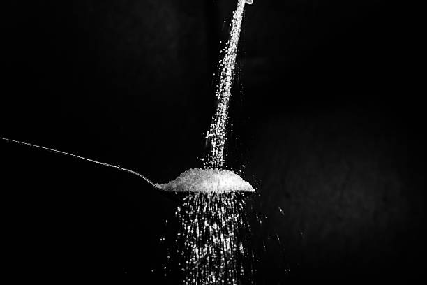 de azúcar - sugar spoon salt teaspoon fotografías e imágenes de stock