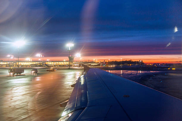 aéroport international de sheremetyevo, le coucher du soleil, de la réflexion, hiver, aile, moscou, en russie. - sheremetyevo photos et images de collection