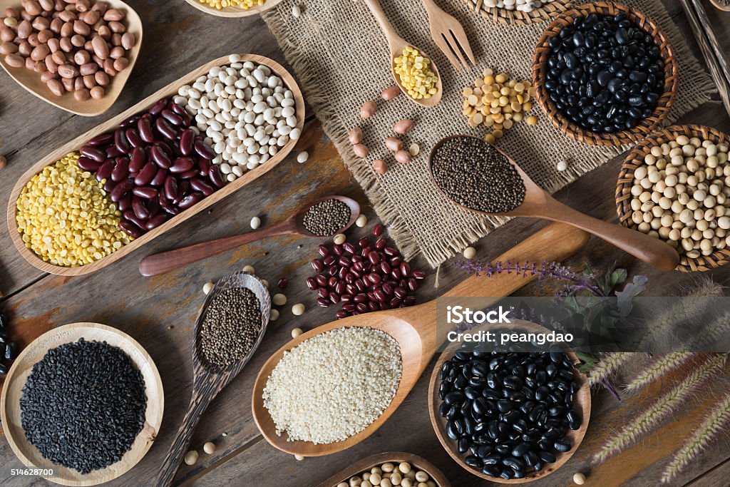 Vista dall’alto di vari legumi con pentole - Foto stock royalty-free di Famiglia delle leguminose