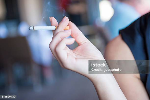シガレット手に - 喫煙問題のストックフォトや画像を多数ご用意 - 喫煙問題, 紙巻煙草, 煙