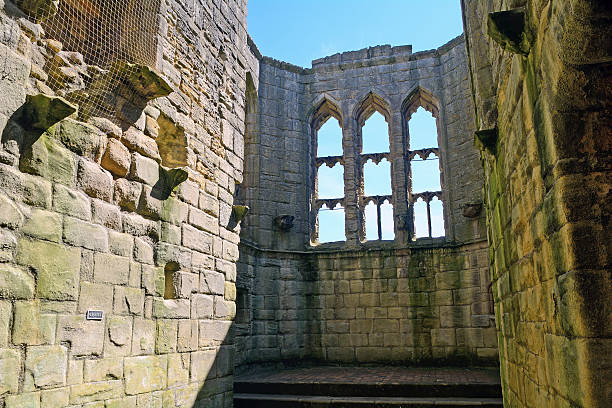 schloss warkworth, england - warkworth castle stock-fotos und bilder