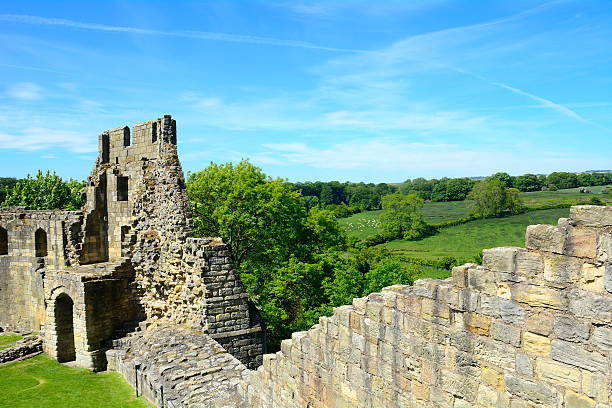 schloss warkworth, england - warkworth castle stock-fotos und bilder